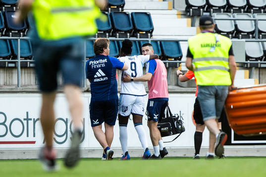 Djurgårdens Flavine Mawete Musolo lämnar planen skadad