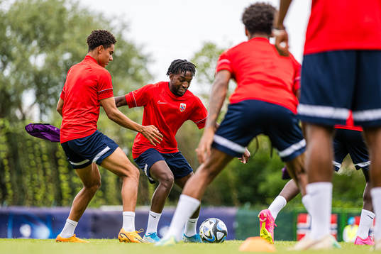 Oscar Bobb and Warren Kamanzi of the Norwegian under-21
