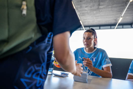 Malmö FFs Malin Gunnarsson skriver autografer