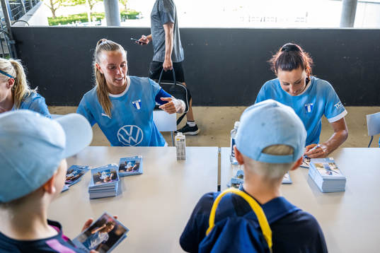 Malmö FFs Elin Björklund och Malin Gunnarsson skriver autografer