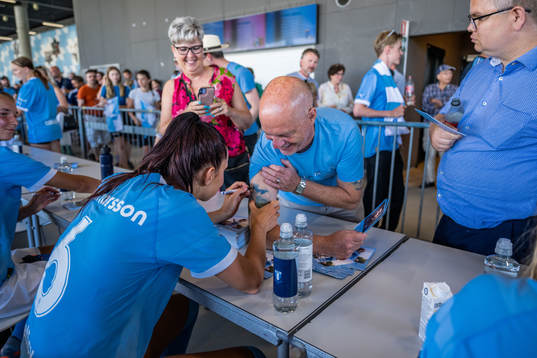 Malmö FFs Malin Gunnarsson skriver autografer