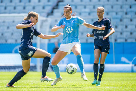 FC Rosengårds Sara Sulaiman och Josephine Lech i duell med Malmö FFs Malin Gunnarsson