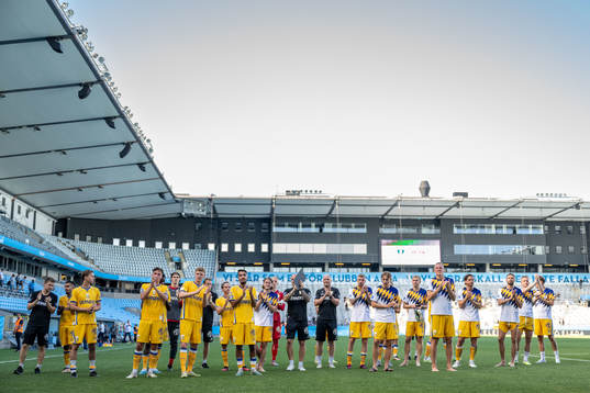 IFK Göteborgs spelare tackar publiken