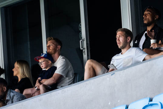 Malmö FFs Anton Tinnerholm på läktaren