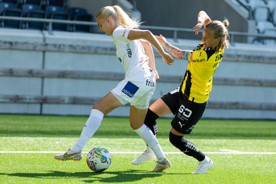 Växjö DFFs Olivia Mattsson och Häckens Filippa Curmark