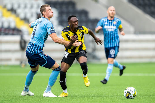 Djurgårdens Jesper Löfgren och Häckens Benie Adama Traore