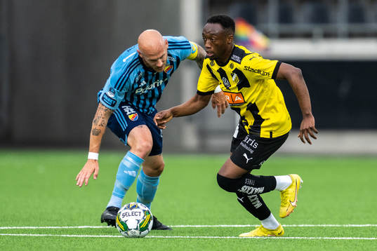 Djurgårdens Magnus Eriksson och Häckens Benie Adama Traore