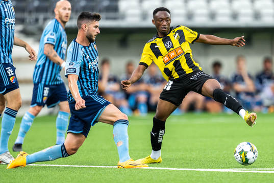 Djurgårdens Besard Sabovic och Häckens Benie Adama Traore