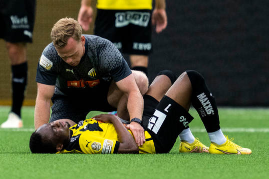Häckens Benie Adama Traore har ont och får vård