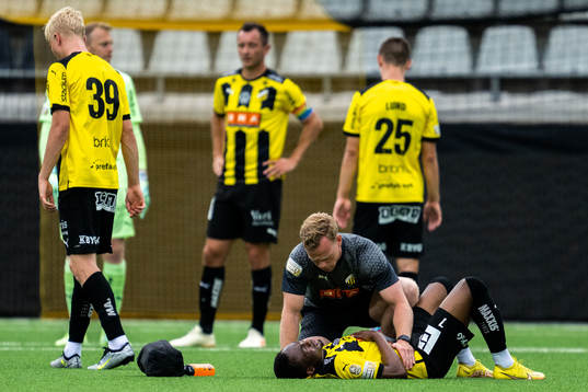 Häckens Benie Adama Traore har ont och får vård