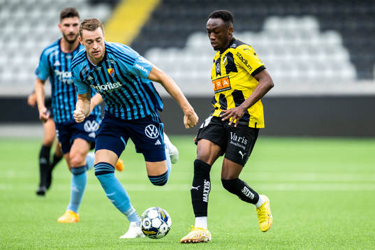 Djurgårdens Jesper Löfgren och Häckens Benie Adama Traore