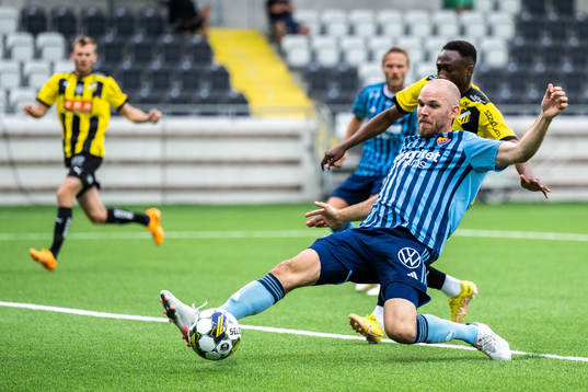 Djurgårdens Marcus Danielson och Häckens Benie Adama