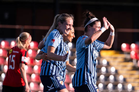 Djurgårdens Alice Bergström jublar med Tilde Lindwall och Hayley Dowd efter 2-0