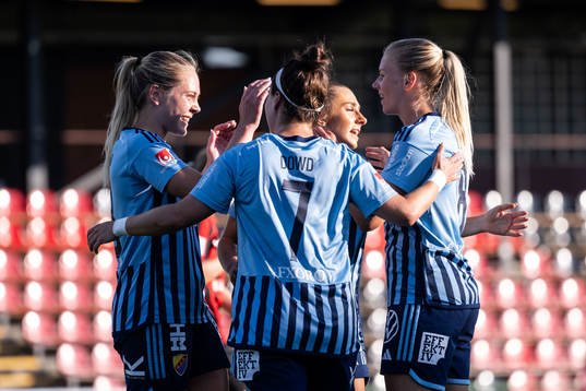 Djurgårdens Alice Bergström jublar med Tilde Lindwall, Hayley Dowd och Nellie Lilja efter 2-0