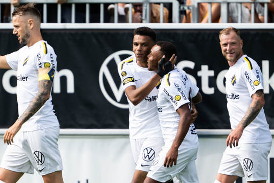 AIKs Rui Modesto jublar med Abdussalam Magashy efter 0-2
