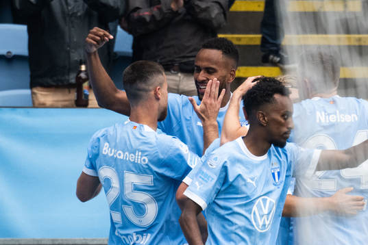 Malmö FFs Isaac Kiese Thelin och Gabriel Busanello jublar efter 1-0