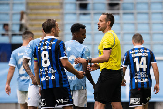 Sirius Daniel Stensson i diskussion med Domare Victor Wolf