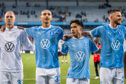 Malmö FFs Søren Rieks, Daniel Gudjohnsen, Elison Makolli, Adrian Skogmar och Lasse Nielsen  jublar