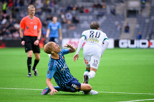 Djurgårdens Lucas Bergvall får ont efter en närkamp med Varbergs Oliver Silverholt