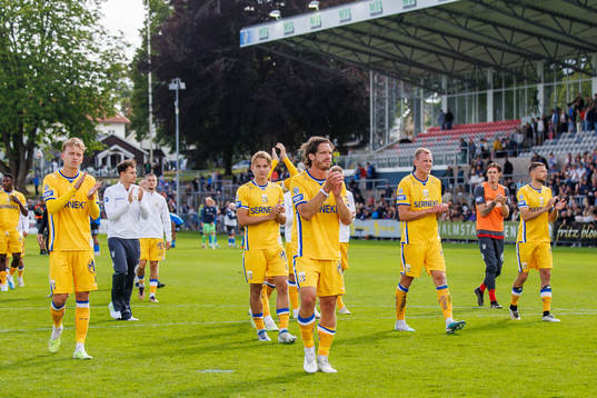 IFK Göteborgs spelare tackar publiken