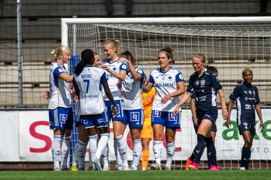 IFK Norrköpings Ebba Handfast jublar med lagkamrater efter 1-1