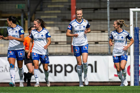 IFK Norrköpings Ebba Handfast jublar med lagkamrater efter 1-1