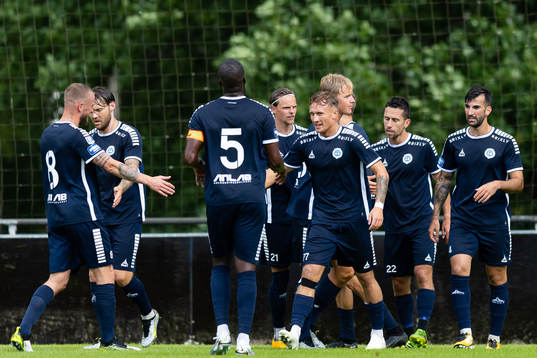 Utsiktens Karl Landsten jublar med lagkamrater