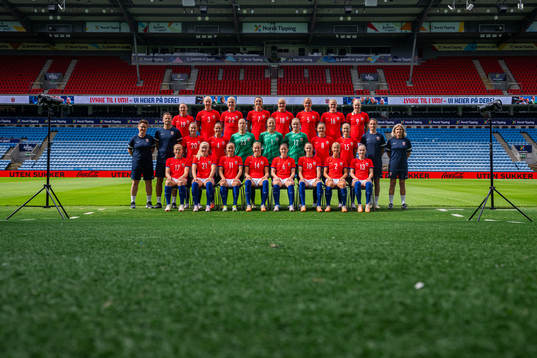  Marit Bratberg Lund, Sara Hørte, Sophie Román Haug, Ingrid Syrstad Engen, Frida Maanum, Guro Bergsvand, Mathilde Harviken and Karina Sævik. Middle row: Assistant coach Monica Knudsen, goalkeeper coach Jon Knudsen, Emilie Bosshard Haavi, Tuva Hansen, goalkeeper Aurora Mikalsen, goalkeeper Cecilie Fiskerstrand, goalkeeper Guro Pettersen, Vilde Bøe Risa, Amalie Eikeland, assistant coach Ingvild Stensland and head coach Hege Riise. Front row: Julie Blakstad, Anna Jøsendal, Guro Reiten, Ada Hegerberg, Maren Mjelde, Caroline Graham Hansen, Anja Sønstevold and Thea Bjelde.