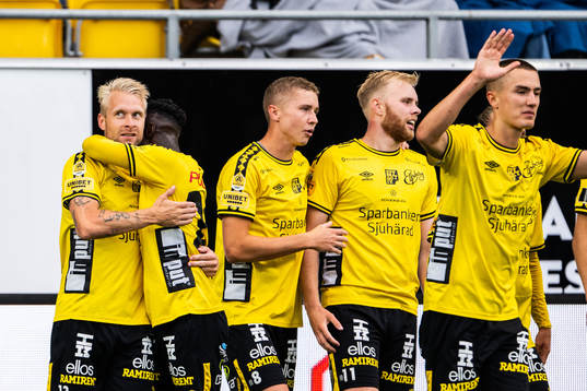 Elfsborgs Johan Larsson jublar med lagkamrater efter 2-0