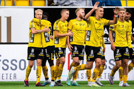 Elfsborgs Johan Larsson jublar med lagkamrater efter 2-0