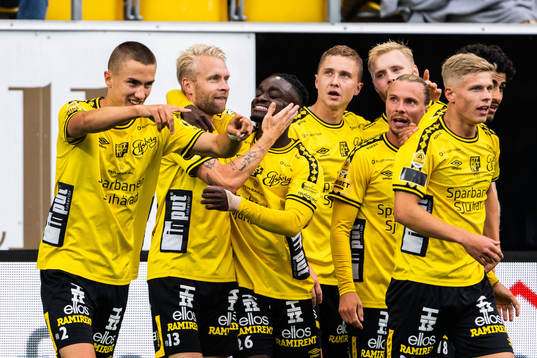 Elfsborgs Johan Larsson jublar med lagkamrater efter 2-0