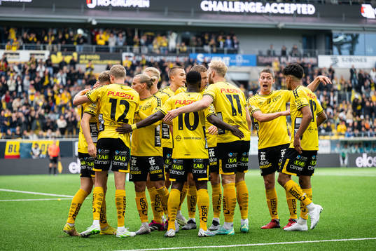 Elfsborgs spelare jublar efter att Sveinn Guðjohnsen gjort 1-0
