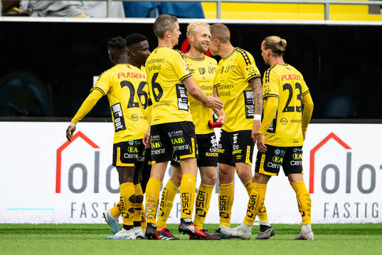 Elfsborgs Johan Larsson jublar med lagkamrater efter att gjort 2-0