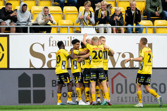 Elfsborgs spelare jublar efter att Johan Larsson (skymd i bild) gjort 2-0