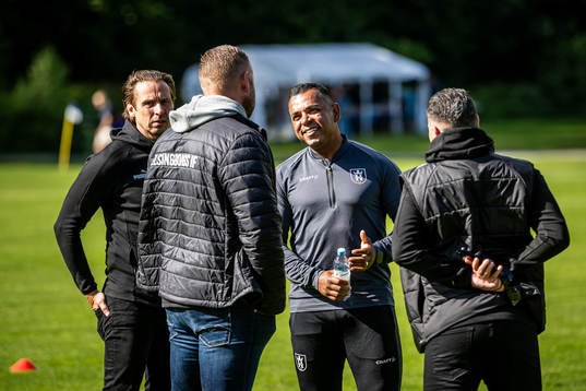 Helsingörs assisterande tränare Alvaro Santos i samtal med Helsingborgs klubbchef Joel Sandborg