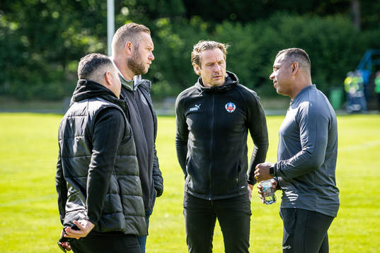 Helsingörs assisterande tränare Alvaro Santos i samtal med Helsingborgs klubbchef Joel Sandborg
