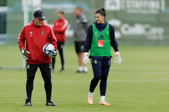 Goalkeeper coach Leif Troedsson and goalkeeper Zecira Musovic at a training session with the Swedish women's national football teamon July 4, 2023 in Göteborg. 