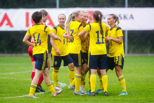 Sveriges Holly Persson jublar med lagkamrater efter 0-5