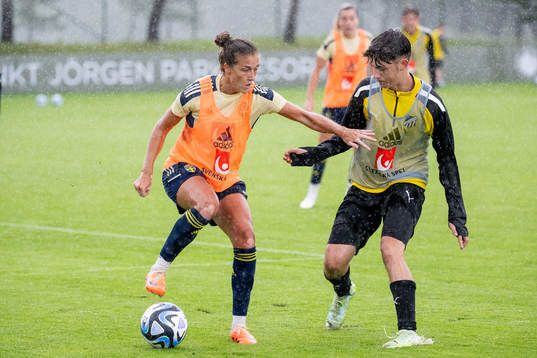 Filippa Angeldahl together with a youth player from BK