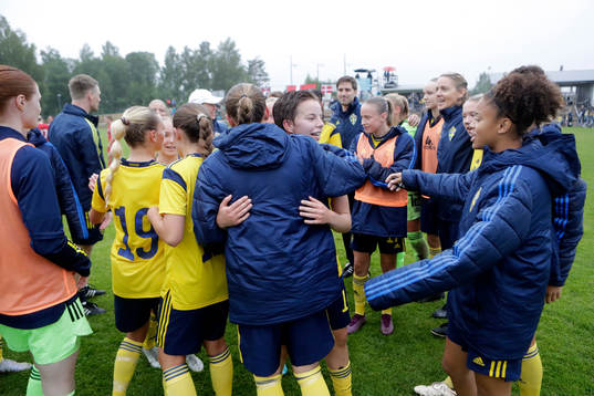 Sveriges Isabelle Goldman jublar