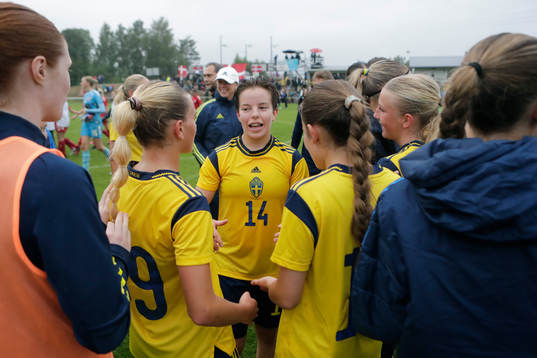 Sveriges Isabelle Goldman jublar