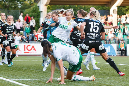 Piteås målvakt Samantha Leshnak Murphy och Hammarbys Eva Nyström i kamp om bollen