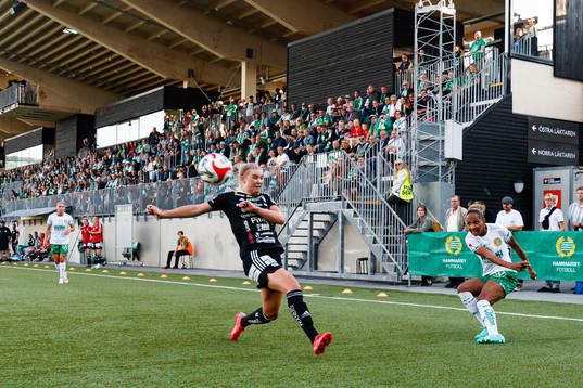 Hammarbys Madelen Janogy med ett inlägg förbi Piteås Ellen Löfqvist
