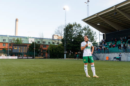Hammarbys Hanna Folkesson tackas
