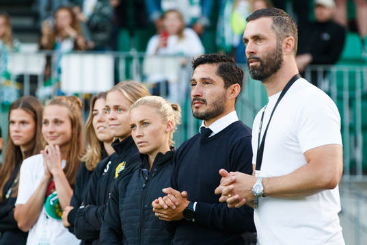 Hammarbys tränare Pablo Pinones-Arce och sportchef Johan Lager när Hanna Folkesson (ej i bild) tackas