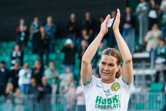 Hammarbys Hanna Folkesson tackas