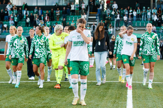 Hammarbys Hanna Folkesson tackas