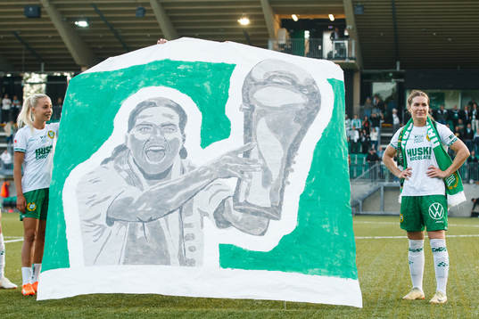 Hammarbys Hanna Folkesson tackas