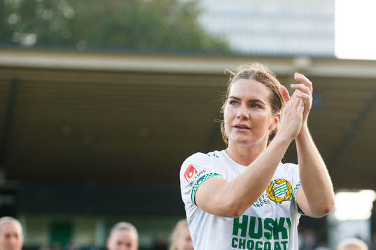 Hammarbys Hanna Folkesson tackas