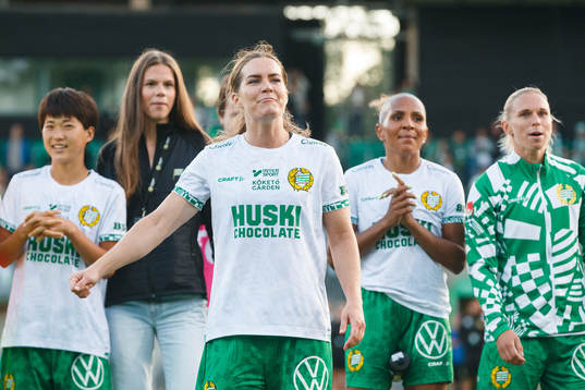 Hammarbys Hanna Folkesson tackas